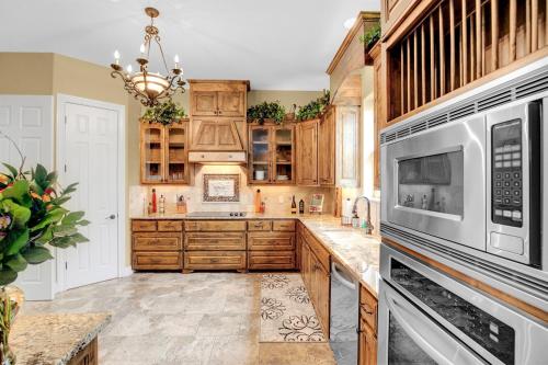 Luxury On Main St! Stunning Home in Heart of Fred! - image 11