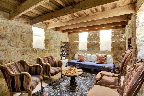 New Luxurious Home with Wine Cellar and Firepit - main image