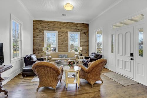 New Luxurious Home with Wine Cellar and Firepit - image 6