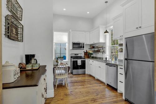 New Luxurious Home with Wine Cellar and Firepit - image 12