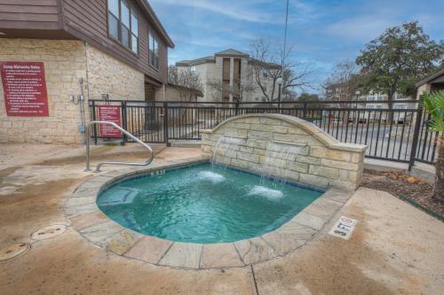 NEW-Luxury Riverfront Condo 1blk to Schlitterbahn! - image 7