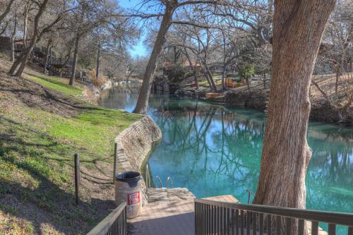 NEW-Luxury Riverfront Condo 1blk to Schlitterbahn! - image 12