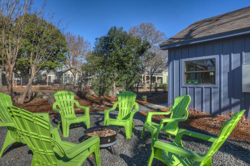 New Luxurious Home 1Blk to Main with FirePit - main image