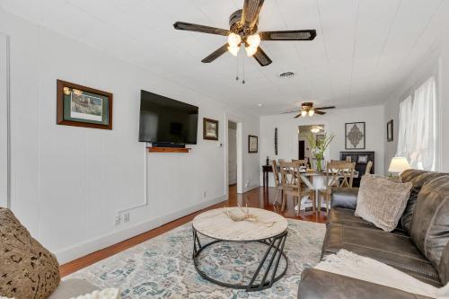New! Charming Haus Near to Main St! - image 5