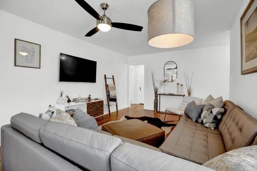 Stunning Luxury Rental Near Main with Hot tub and Firepit - image 5