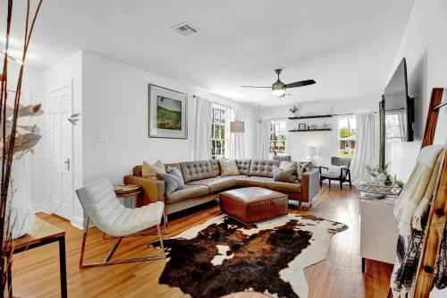 Stunning Luxury Rental Near Main with Hot tub and Firepit - image 7