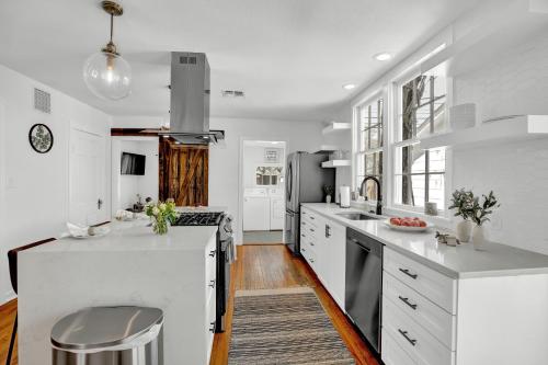 Stunning Luxury Rental Near Main with Hot tub and Firepit - image 10