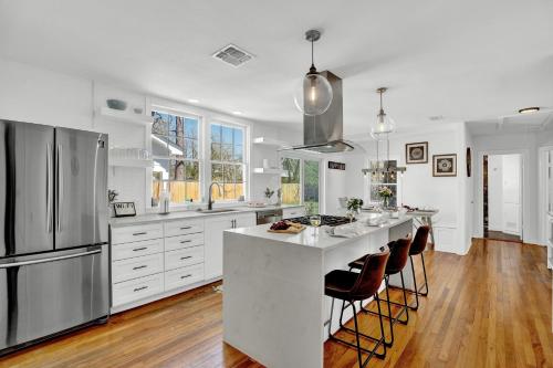 Stunning Luxury Rental Near Main with Hot tub and Firepit - image 11
