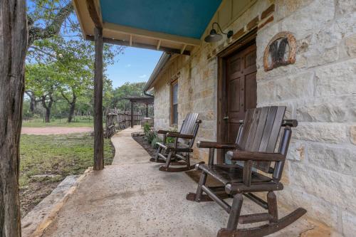 New! Luxury Home with Hot tub Fire Pit & Hill Country Views - image 7
