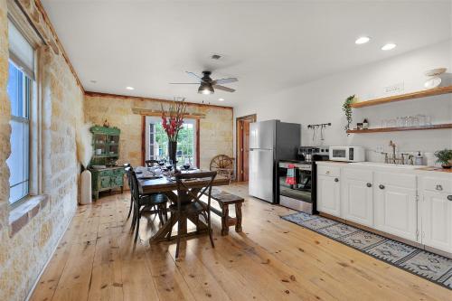 New! Luxury Home with Hot tub Fire Pit & Hill Country Views - image 11