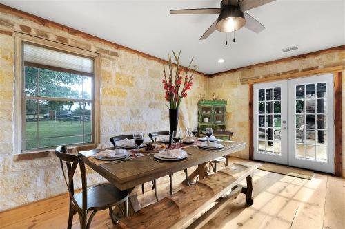 New! Luxury Home with Hot tub Fire Pit & Hill Country Views - image 12