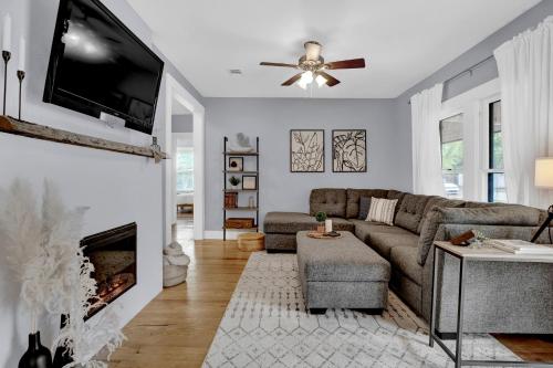 Luxurious Boho Home Blks from Main St with Hot Tub - image 5
