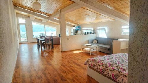 Apartment with Lake View