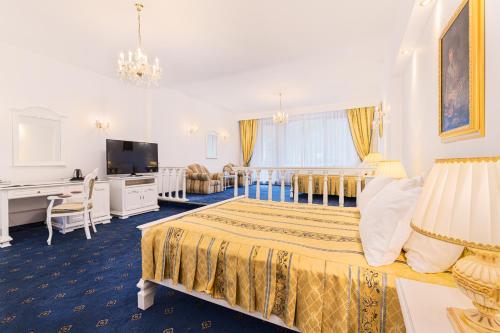 Executive Double Room with Two King Beds and Balcony