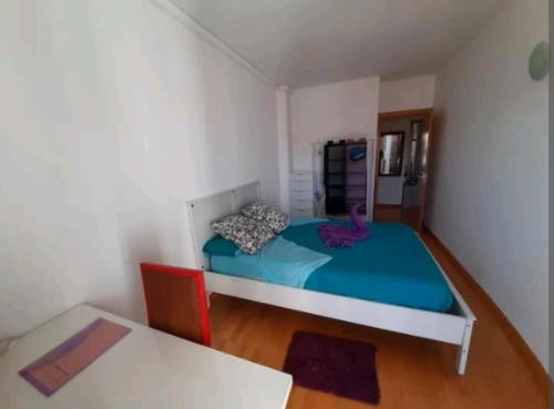 Habitacion con bano y terraza privada grande y luminosa