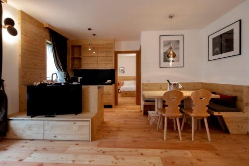2 bedrooms, 4 beds