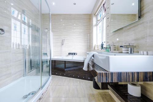 Luxurious Suburban 6 Bedroom 3 Bathroom Home