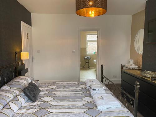 Beautifully presented 6 bed 5 & a half bath house - main image