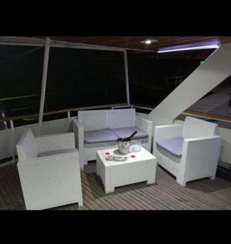The Queen boat of relaxation