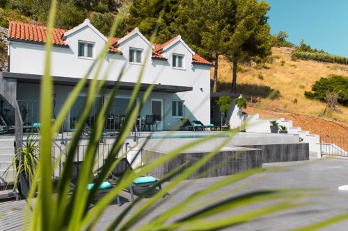 Villa Kruna with breathtaking view in Murvica