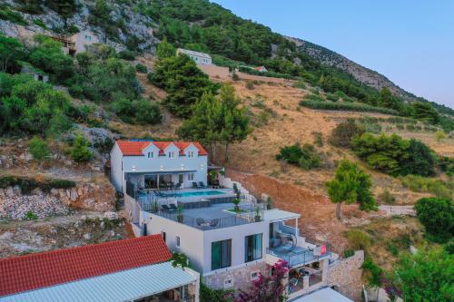 Villa Kruna with breathtaking view in Murvica