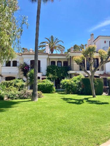 Sunny Beachfront Holiday Townhouse Estepona gîte à louer Puerto Sotogrande