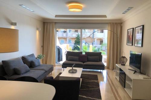 Lagenhet med 4 pooler, gym, restaurang & spa jatte nara Puerto Banus & golf