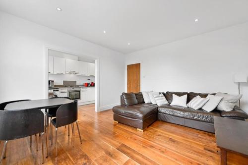 FW Haute Apartments at Ealing 2 Bedroom and 1 Bath Flat King or Twin beds with FREE WIFI and PARKING
