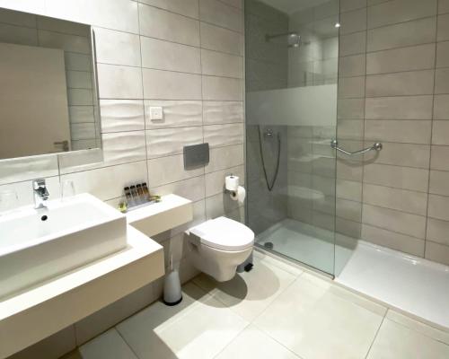 Twin Room with Balcony and Pool View image 2