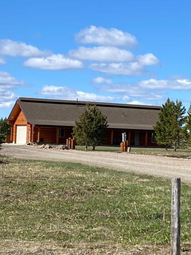 The Wandering Moose Cabin, close to West Yellowstone, Single Level, Hot Tub