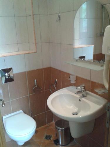One-Bedroom Apartment with Street View (2 Adults + 2 Children) - Annex image 3