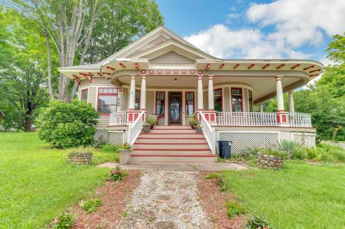 Mountain View Victorian with Convenient Location and Lots of Space tp Play farmhouse