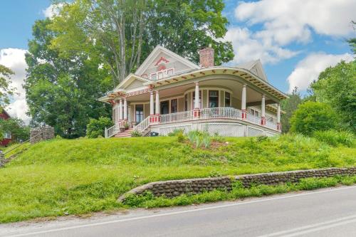 Mountain View Victorian with Convenient Location and Lots of Space tp Play farmhouse