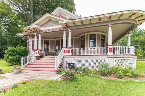 Mountain View Victorian with Convenient Location and Lots of Space tp Play farmhouse