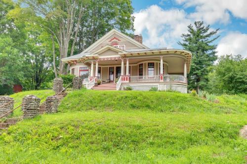 Mountain View Victorian with Convenient Location and Lots of Space tp Play farmhouse