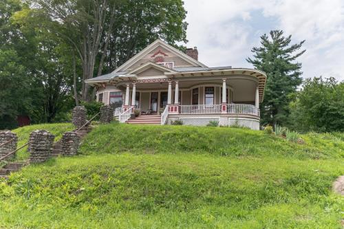 Mountain View Victorian with Convenient Location and Lots of Space tp Play farmhouse