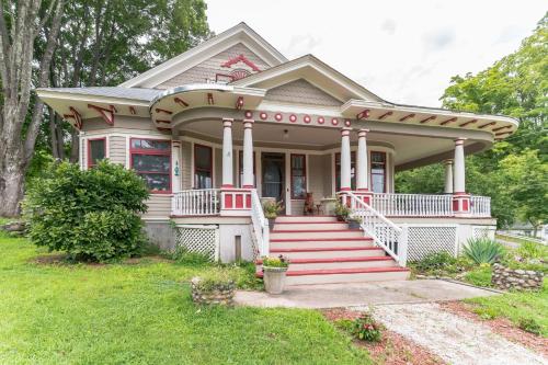 Mountain View Victorian with Convenient Location and Lots of Space tp Play farmhouse