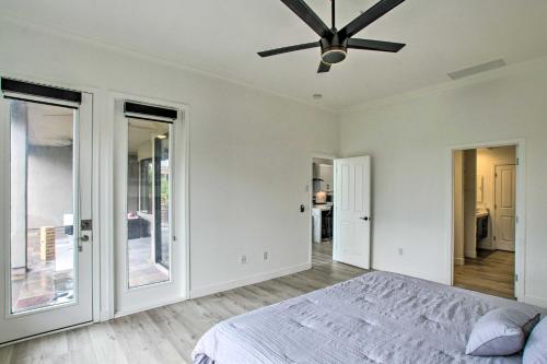 Chic Desert Retreat with Games about 2 Mi to Golf! - image 9