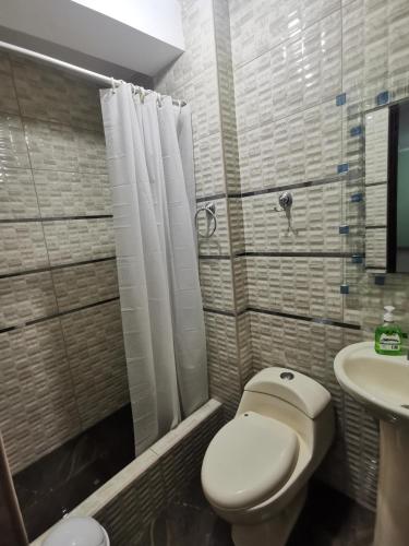 Salle de bain, Apartamento Hogareño con 3 dormitorios (Apartamento Hogareno con 3 dormitorios) in Huancayo