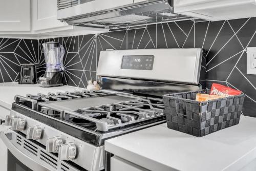 Dave and Busters, Outlets, Convention Center across street w Parking - Sleeps 15 in Atlantic City, USA