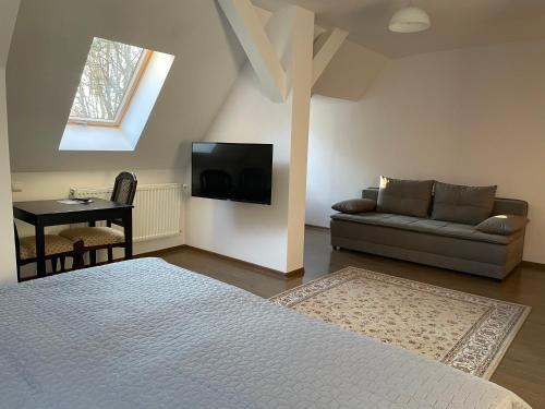 2 twin beds, 1 sofa bed