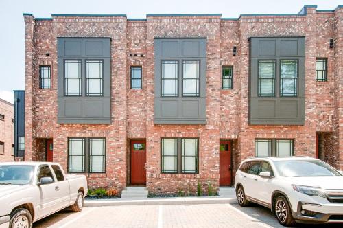 Retro & Stylish City Heights Dual-Suite Townhome townhouse - image 2