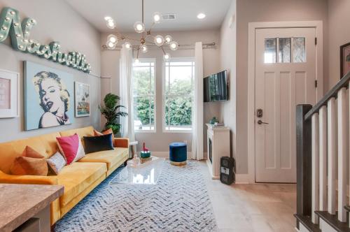Retro & Stylish City Heights Dual-Suite Townhome townhouse - image 7