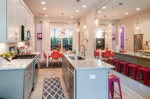 Retro & Stylish City Heights Dual-Suite Townhome townhouse - image 11