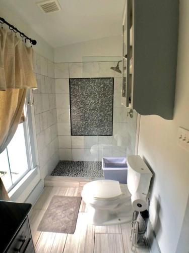 Alley House-Perfect Getaway for Two! Great Shower!
