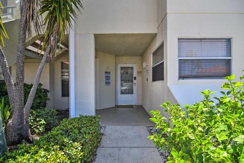 Luxury Condo with Patio Less Than 2 Mi to St Pete Beach - image 2