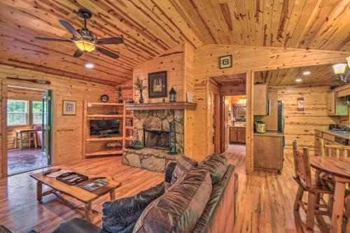 The Georgia Peach Cabin 8 Mi to Dwntn Helen in Clarkesville, USA