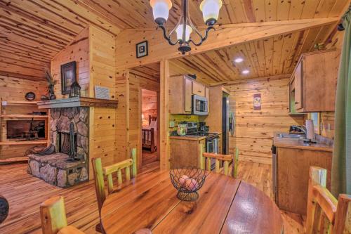 The Georgia Peach Cabin 8 Mi to Dwntn Helen in Clarkesville, USA