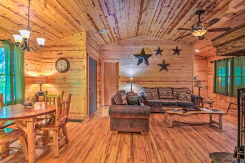 The Georgia Peach Cabin 8 Mi to Dwntn Helen in Clarkesville, USA