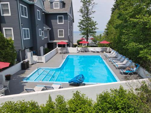 209 North Shore Inn - image 3